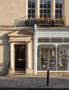 una tienda frente a un edificio con ventana en Suites @ The Townhouse by designer Tobias Vernon en Bath