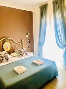 1 dormitorio con 1 cama con 2 toallas en B&B Giulia, en Taormina