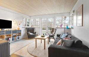 salon z kanapą i stołem w obiekcie Gorgeous Home In Kalundborg With Kitchen w mieście Kalundborg