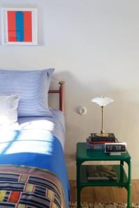 1 dormitorio con 1 cama con mesa verde y lámpara en Suites @ The Townhouse by designer Tobias Vernon en Bath