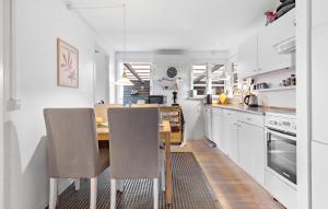 eine Küche und ein Esszimmer mit einem Tisch und Stühlen in der Unterkunft Gorgeous Home In Kalundborg With Kitchen in Kalundborg