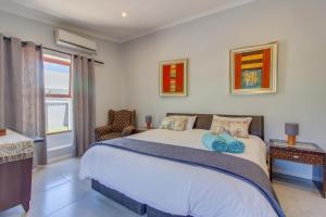 een slaapkamer met een bed met twee blauwe handdoeken erop bij Mountville House in Porterville +23 foto's