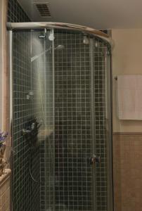y baño con ducha y puerta de cristal. en GAV Mondragón en Ronda