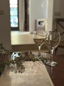 dos copas de vino sentadas sobre una mesa en GAV Mondragón en Ronda