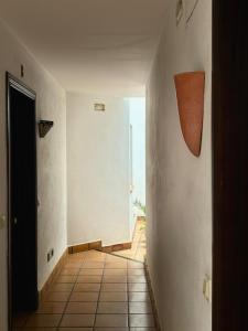 an empty hallway with a door and a tile floor at GAV Mondragón in Ronda