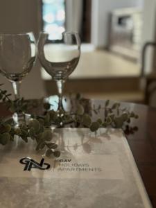 una mesa con dos copas de vino y una servilleta en GAV Mondragón en Ronda