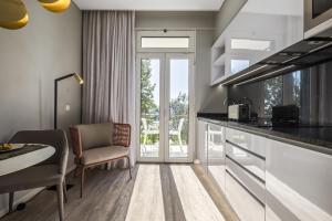 Kuchyň nebo kuchyňský kout v ubytování King David Suites by Homie