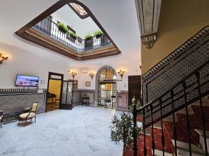 pasillo de una casa con escalera y sala de estar en Casona de San Andrés Boutique Hotel, en Sevilla