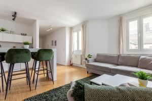 een woonkamer met een bank en een tafel bij Global Living - Design Apartment I Central I Smart-TV I Kitchen I Berlin in Berlijn