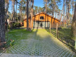 een huis in het bos met een oprit bij Domek Dębowy 1 in Lubniewice