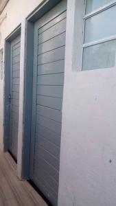 ein Paar Garagentüren an der Seite eines Gebäudes in der Unterkunft •Incrível suíte com: acesso totalmente individual! in João Pessoa