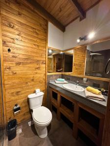 a bathroom with a toilet and a sink at Tierra Guaraní Lodge in Puerto Iguazú