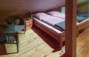 1 dormitorio con cama, escritorio y silla en 2 Bedroom Amazing Home In Wartmannsroth, en Wartmannsroth