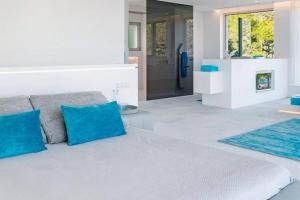 - un salon avec un canapé et des oreillers bleus dans l'établissement Costa d'en Blanes villa SeA ViEw, à Costa d'en Blanes