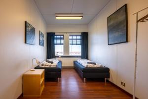 sala de estar con sofá y ventana en Art Hostel and Apartments en Stokkseyri