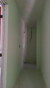 un pasillo vacío con una puerta en una habitación en Casa na ilha de Itaparica, en Itaparica