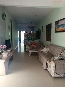 Sala de estar con 2 sofás y mesa en Casa na ilha de Itaparica, en Itaparica