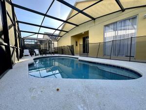 una piscina en medio de una casa en Sunset themed retreat- Sleeps 10 en Davenport