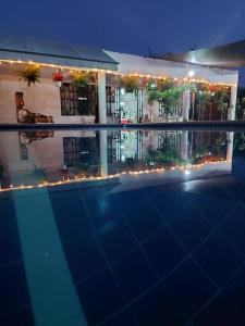 a house with a swimming pool at night at Cómoda casa de campo in Ibagué