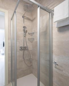 y baño con ducha y puerta de cristal. en Potter - Penthouse with sea view & 2 parking places, en Promajna