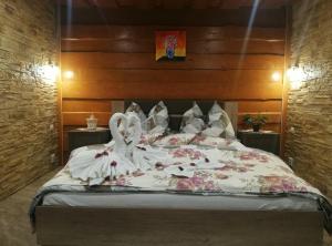 ein Schlafzimmer mit einem Bett mit Schwänen darauf in der Unterkunft Apartmán u Žanety in Ždiar