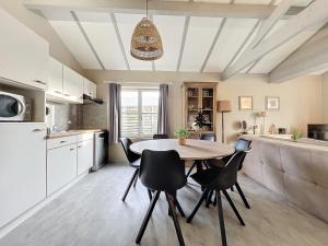 a kitchen and dining room with a table and chairs at Pur Sea vakantiehuis te Middelkerke / Westende in Middelkerke