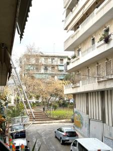 un edificio con auto parcheggiate in un parcheggio di Athens Gem ad Atene