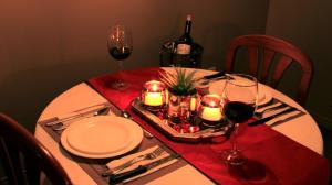 una mesa con copas de vino y velas en Hôtel Val-des-Sources, en Asbestos