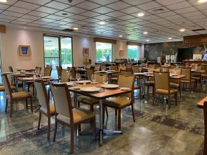 jadalnia ze stołami i krzesłami w obiekcie Hotel Diego de Almagro Aeropuerto w mieście Santiago