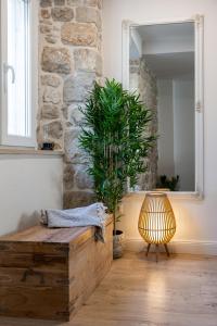 een kamer met een tafel, een spiegel en een plant bij Nono's House II in Dubrovnik