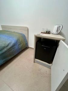 sypialnia z łóżkiem i stolikiem nocnym ze stołem w obiekcie *Veranda's rooms* - Free parking in central Lugano w mieście Lugano