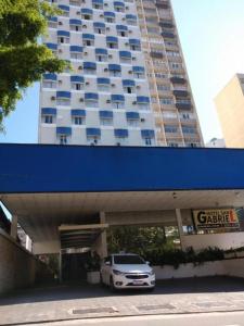 ein vor einem großen Gebäude geparkt in der Unterkunft Hotel San Gabriel in São Paulo
