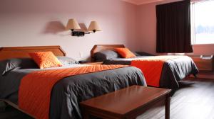 Postel nebo postele na pokoji v ubytování Hôtel Val-des-Sources + 19 fotografií