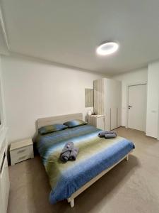 *Veranda's rooms* - Free parking in central Lugano في لوغانو: غرفة نوم بسرير كبير عليها مناشف