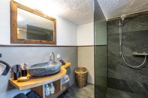ヴェルフェンにあるAlmfriedenのバスルーム(洗面台、ガラス張りのシャワー付)