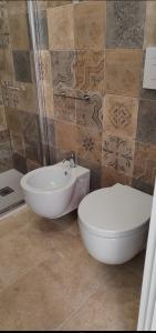 a bathroom with a toilet and a bidet at Dimora Gassi in Mola di Bari