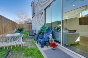 un patio con una silla azul y una ventana corredera de cristal en Pet-Friendly Brentwood Home about 7 Mi to Downtown!, en Austin