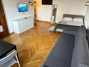 - un salon avec un lit et un canapé dans l'établissement APART WAWA app 38 WiFi 600 Mbit, à Varsovie