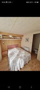 1 dormitorio con 1 cama blanca grande en una habitación en GRAND BUNGALOW frond de mer sur la Côte d'Opale, en Camiers