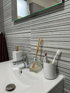 un lavabo con cepillo de dientes y cepillo de dientes. en A quiet place - AB Homes - ap 3 rooms Netflix&chill en Iaşi