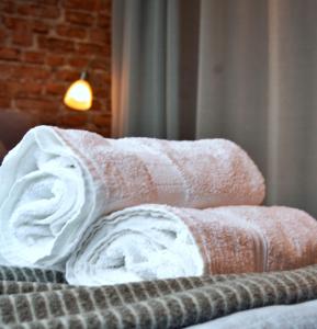 uma pilha de toalhas sentadas em cima de uma cama em Industrial Style 77qm mit Balkon em Herne
