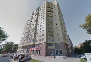 ロストフ・ナ・ドヌにあるKvartirkino-2 Apartmentsの駐車場に車を停めた高層ビル