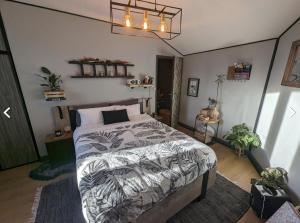 1 dormitorio con 1 cama grande en una habitación en Le Chaumontais Écolo, en Chaumont