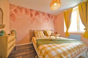 een slaapkamer met een bed, een dressoir en een raam bij BuranoRoom Jacuzzi haut de gamme Parkingfree in Mulhouse