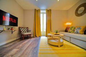 een woonkamer met een bank en een tafel bij BuranoRoom Jacuzzi haut de gamme Parkingfree in Mulhouse