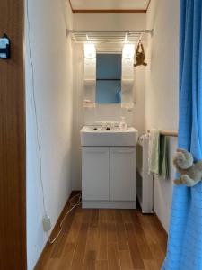 Baño pequeño con lavabo y espejo en Yoka House - Vacation STAY 46247v, en Tokunoshima