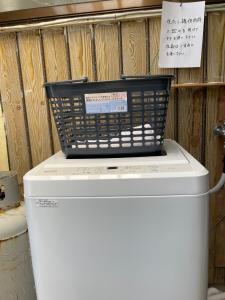 einen Korb auf einer Waschmaschine in der Unterkunft Yoka House - Vacation STAY 46247v in Tokunoshima
