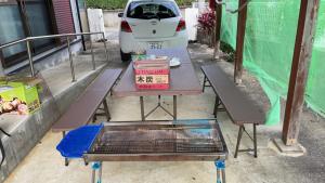 einem Picknicktisch mit Grill auf einem Auto in der Unterkunft Yoka House - Vacation STAY 46247v in Tokunoshima