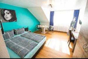 una camera da letto con parete verde, letto e scrivania di Rheinblick Apartment a Coblenza