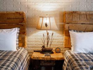 a bedroom with two beds and a table with a lamp at Stonegate Lodge Salt Water Pool2 Queen Beds Fire Pits Fast WiFi Room #205 in Eureka Springs +18 photos